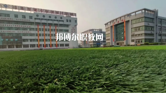 問：珠海索卡科技技工學校怎么樣、好不好?  答:珠海市索卡科技技工學校是經(jīng)珠海市人力資源和社會保障局批準成立，廣東索卡集團有限公司創(chuàng)辦的以培養(yǎng)中級技術(shù)人才為主的全日制中等技工學校。學校位于粵港澳大灣區(qū)的珠海市后花園高欄港經(jīng)濟區(qū)平沙鎮(zhèn)，是2020年珠海市西部地區(qū)僅有的一所中等職業(yè)學校。學校被列為廣東省足球協(xié)會(珠海)培訓實驗基地、珠海市新型技能人才培訓基地，珠海市國防與公共安全體驗基地。  珠海索卡科技技工學校就業(yè) 學校堅持校企合作的辦學思路，采取訂單式的人才培養(yǎng)模式，與省市足協(xié)和部分省內(nèi)外高等院校、眾多優(yōu)質(zhì)企業(yè)建立了校企合作關(guān)系，學生就業(yè)率保持在100%。索卡集團以“體育+旅游”產(chǎn)業(yè)開發(fā)為核心，多元化經(jīng)營，業(yè)務覆蓋體育、游艇、教育、酒店、醫(yī)療、康復康養(yǎng)、產(chǎn)業(yè)科研、商業(yè)運營、資本投資等領(lǐng)域，2019年正在珠海市平沙鎮(zhèn)投資建設“索卡國際足球小鎮(zhèn)”項目，計劃總投資60億元人民幣。  珠海索卡科技技工學校 學校規(guī)劃占地面積205畝，現(xiàn)有建筑面積約3萬平方米，環(huán)境優(yōu)美，交通便利，教學生活設施齊全，是一所獨具特色的技工學校。學校建有標準足球場、籃球場、排球場、羽毛球場、乒乓球場等活動場所。有教學樓、實訓樓、學生公寓樓、學術(shù)報告廳、學生社團活動中心等教育教學生活場所。  珠海索卡科技技工學校管理 學校管理科學規(guī)范，采取全封閉軍事化管理模式。學校有一支既能從事理論教學，又能指導實訓的“雙師型”隊伍。學校堅持“以就業(yè)為導向、以服務為宗旨、以質(zhì)量求生存、以管理樹形象、以特色謀發(fā)展，達到學生、家長、用人單位滿意”的辦學理念，根據(jù)市場需求，對接企業(yè)建專業(yè)，對接崗位設課程，根據(jù)興趣選專業(yè)，與就業(yè)市場緊密對接。  我們的起點可能很低，但我們要有扭轉(zhuǎn)局面的能力，努力把自己的成績提升上去，很多的學校都是看重統(tǒng)招的分數(shù)線的，只有把自己的學習提升上了了，你在考試中才能夠游刃有余，一次考試定乾坤，最后選擇有優(yōu)勢的學校。