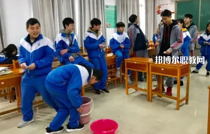 貴陽(yáng)市經(jīng)濟(jì)貿(mào)易中等專業(yè)學(xué)校2022年學(xué)費(fèi)、收費(fèi)多少