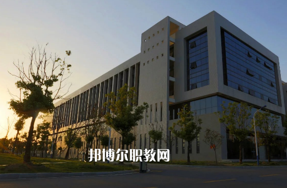 安徽阜陽技師學(xué)院2022年報(bào)名條件、招生要求、招生對象