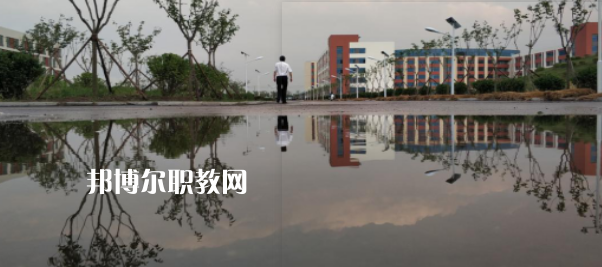青島西大技工學(xué)校地址在哪里，哪個地區(qū)，哪個城市?
