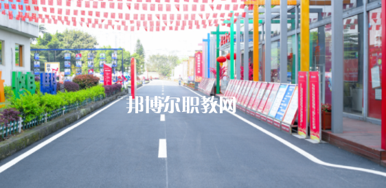 重慶新華電腦學(xué)校地址在哪里，哪個地區(qū)，哪個城市?