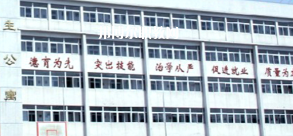 南京市公用事業(yè)技工學(xué)校學(xué)費(fèi)：*********，具體各專業(yè)學(xué)費(fèi)明細(xì)如下，希望對大家有幫助，邦博爾小編整理的南京市公用事業(yè)技工學(xué)校學(xué)費(fèi)信息僅供參考，如有變動，以學(xué)校官方最新消息為準(zhǔn)。  一、南京市公用事業(yè)技工學(xué)校學(xué)費(fèi)多少錢(學(xué)費(fèi)明細(xì)) 1、南京市公用事業(yè)技工學(xué)校各專業(yè)學(xué)費(fèi)收費(fèi)標(biāo)準(zhǔn)  2、南京市公用事業(yè)技工學(xué)校住宿費(fèi)標(biāo)準(zhǔn)：500元/學(xué)年  3、南京市公用事業(yè)技工學(xué)校資助政策  學(xué)校嚴(yán)格按物價局核定的標(biāo)準(zhǔn)收費(fèi)，在校生享受政府免學(xué)費(fèi)政策。符合條件的優(yōu)秀學(xué)生和貧困生，按規(guī)定享受國家勵志獎學(xué)金和助學(xué)金。  學(xué)校實行獎學(xué)金制度，對比亞迪冠名班，開沃集團(tuán)南京金龍冠名班，天泓冠名班和品學(xué)兼優(yōu)的優(yōu)秀學(xué)生給予獎勵。  二、南京市公用事業(yè)技工學(xué)校簡介 多年來，學(xué)校與一百多家企事業(yè)單位建立了用人協(xié)作關(guān)系，為畢業(yè)生建立了暢通的就業(yè)渠道，部分專業(yè)已采用“定單式定向委培”輸送就業(yè)。  2004年以來，每年就業(yè)率始終在98.5%以上，畢業(yè)生就業(yè)去向主要為公交行業(yè)，如南京公交、中北巴士、新城巴士等;  汽車制造行業(yè)，如南京南汽集團(tuán)MG汽車制造公司、南京長安汽車制造公司等;  汽車銷售(4S店)和維修行業(yè)如江蘇天泓汽車服務(wù)有限公司、南京朗馳集團(tuán)有限公司和江蘇省外事旅游汽車公司汽車修理總廠、南京新港汽車維修公司等。