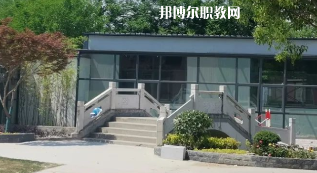 泰州市姜堰區(qū)江淮職業(yè)高級中學(xué)地址在哪里，哪個地區(qū)，哪個城市?