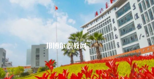 浦江縣職業(yè)技術(shù)學(xué)校招生計(jì)劃人數(shù)根據(jù)專業(yè)不同，計(jì)劃也是不同的，例如：幼兒保育招生40人，學(xué)前教育招生57人，普職融通招生150人，工藝美術(shù)招生150人，淘寶美工招生40人，等等，邦博爾小編為大家整理了浦江縣職業(yè)技術(shù)學(xué)校招生計(jì)劃人數(shù)詳細(xì)內(nèi)容，信息僅供參考，如有變動(dòng)，以學(xué)校官方最新消息為準(zhǔn)。  一、浦江縣職業(yè)技術(shù)學(xué)校招生計(jì)劃一覽表 二、浦江縣職業(yè)技術(shù)學(xué)校招生情況 1、浦江縣職業(yè)技術(shù)學(xué)校招生條件、要求  遵紀(jì)守法、熱愛勞動(dòng)、文明禮貌、樸實(shí)誠(chéng)信;  無疾病、無傳染病、無慢性病史、無犯罪史、無嚴(yán)重違紀(jì)史;  身體健康，學(xué)生品行端正。  2、浦江縣職業(yè)技術(shù)學(xué)校招生對(duì)象  招收應(yīng)屆、歷屆初中畢業(yè)及以上文化程度的學(xué)生  三、浦江縣職業(yè)技術(shù)學(xué)校簡(jiǎn)介 學(xué)校有全國(guó)職教名師、省特級(jí)教師、大師名家、省市教壇新秀、省技術(shù)能手、市學(xué)科帶頭人40多人。智慧校園管理系統(tǒng)、體育館、圖書館、電子閱覽室、校內(nèi)外實(shí)訓(xùn)基地等，教學(xué)設(shè)施一應(yīng)俱全。  學(xué)校設(shè)有浦江縣職業(yè)技能培訓(xùn)中心和職業(yè)技能鑒定中心。  四、浦江縣職業(yè)技術(shù)學(xué)?？诒?校友評(píng)價(jià)：浦江縣職業(yè)技術(shù)學(xué)校辦學(xué)特色鮮明，教學(xué)設(shè)施一應(yīng)俱全，為本地經(jīng)濟(jì)建設(shè)和社會(huì)發(fā)展培養(yǎng)高技能人才。  校友評(píng)價(jià)：浦江縣職業(yè)技術(shù)學(xué)校教學(xué)設(shè)備比較齊全，老師工作認(rèn)真，領(lǐng)導(dǎo)班子心齊。