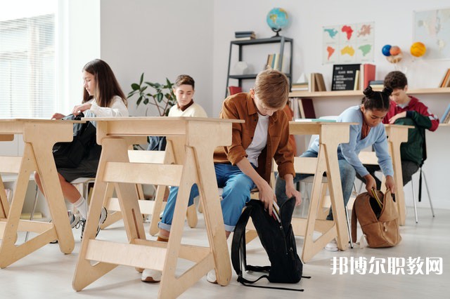 浙江哪里的職業(yè)中學(xué)能讀美術(shù)繪畫(huà)專業(yè)
