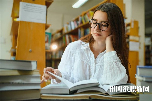 江西哪里的中專學(xué)校能讀計(jì)算機(jī)立體廣告設(shè)計(jì)專業(yè)