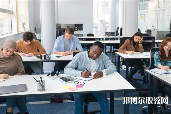 山東哪里的技工學(xué)校能讀工業(yè)機(jī)器人應(yīng)用與維護(hù)專(zhuān)業(yè)