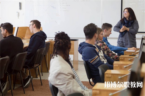 河南哪里的中職學校能讀化妝攝影與播音主持專業(yè)