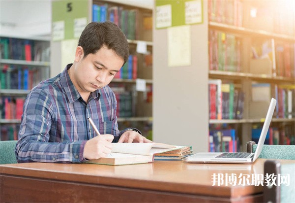 河南哪里的中專學(xué)校能讀高鐵(動車)普列乘務(wù)專業(yè)
