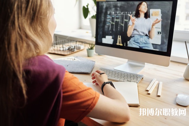 河南哪里的中職學(xué)校能讀建筑裝飾（web前端設(shè)計）專業(yè)