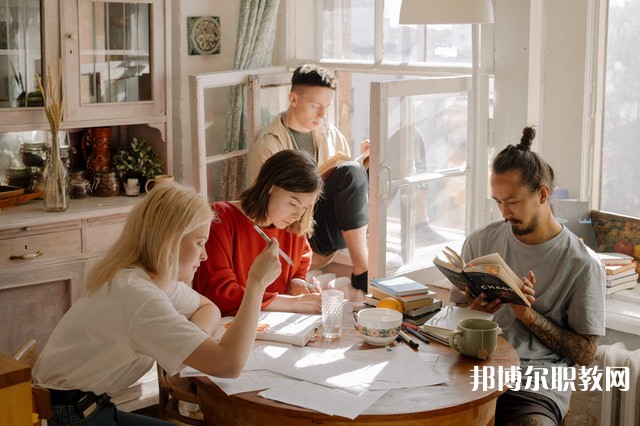 湖北哪里的職業(yè)學(xué)校能讀計(jì)算機(jī)動畫制作專業(yè)