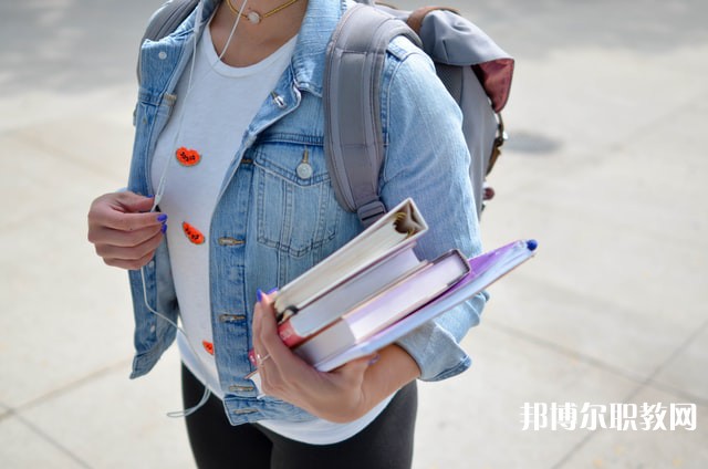 湖北哪里的中專學校能讀平面設計專業(yè)