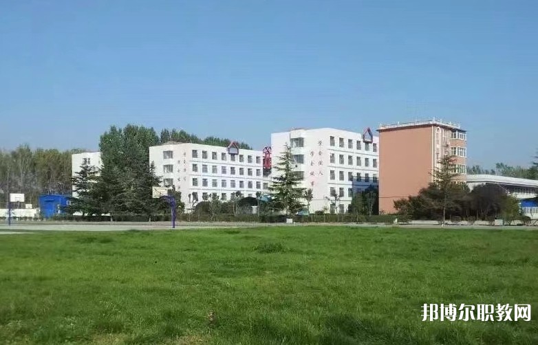 青島博愛成人中等專業(yè)學(xué)校地址，乘車路線