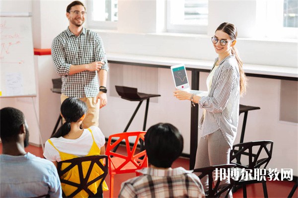廣西哪里的中職學(xué)校能讀計(jì)算機(jī)應(yīng)用(維修、文秘方向)專(zhuān)業(yè)