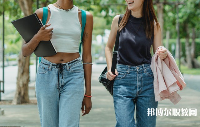 四川哪里的中職學(xué)校能讀計(jì)算機(jī)與電子商務(wù)專(zhuān)業(yè)