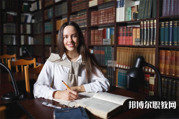 四川哪里的中職學(xué)校能讀旅游服務(wù)與管理（含導(dǎo)游、鐵路航空服務(wù)）專業(yè)