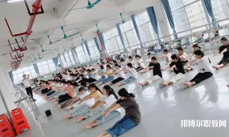 2025南寧商貿(mào)學(xué)校招生計(jì)劃 招生人數(shù)是多少(附要求、條件、對(duì)象)